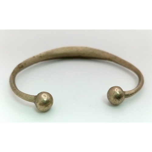 805 - An antique and unusual silver bangle with nicely engraved design. Weight: 25. 3 g.