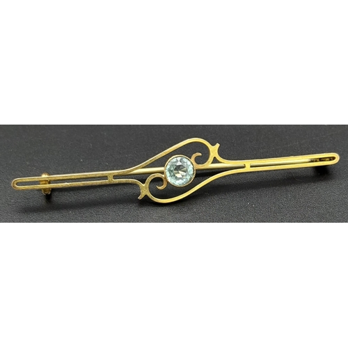 81 - An Antique 9K Yellow Gold Aquamarine Bar Brooch. Pin has been replaced. 6.5cm. 2.85g total weight