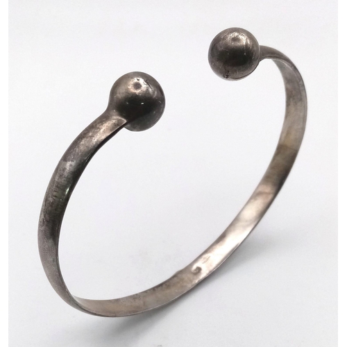 917 - A sterling silver bangle with round balls at each end perfect for pain relief from athritis. Weight:... 