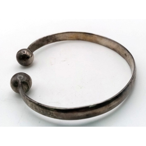 917 - A sterling silver bangle with round balls at each end perfect for pain relief from athritis. Weight:... 