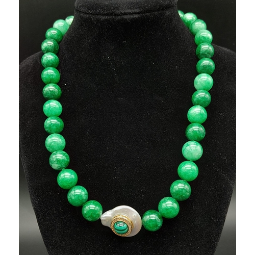 174 - A wonderful green jade necklace, bracelet and earrings set, highlighted with large baroque flat pear... 