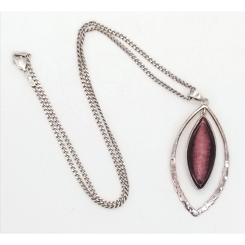 819 - A sterling silver chain necklace with an interesting double pendant with dichroic glass insert. Chai... 