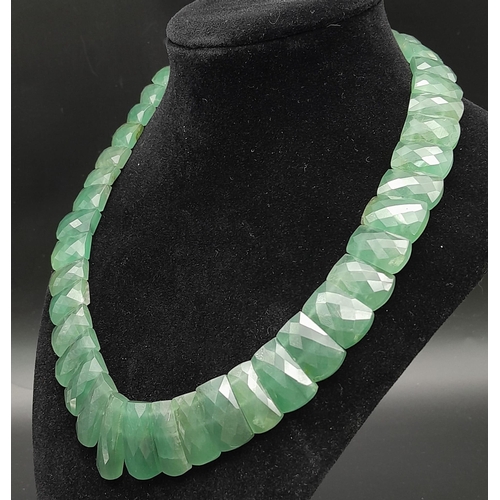 395 - A 430ct Graduated Green Chalcedony Choker Style Necklace with 925 Silver clasp. Rectangular cut. 26m... 