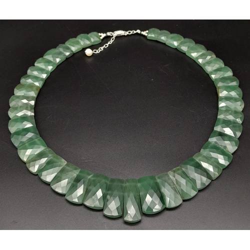 395 - A 430ct Graduated Green Chalcedony Choker Style Necklace with 925 Silver clasp. Rectangular cut. 26m... 