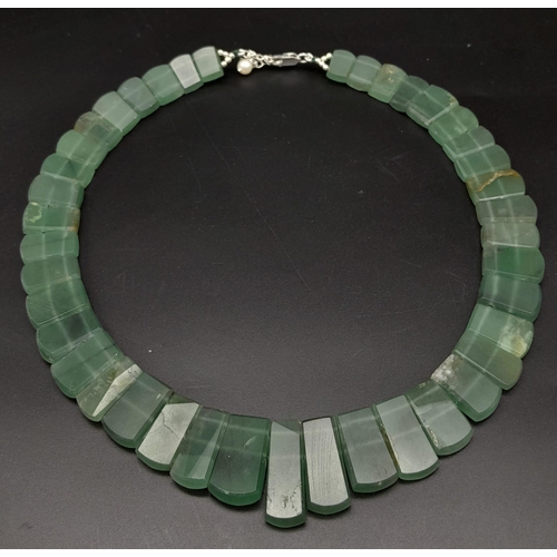 395 - A 430ct Graduated Green Chalcedony Choker Style Necklace with 925 Silver clasp. Rectangular cut. 26m... 