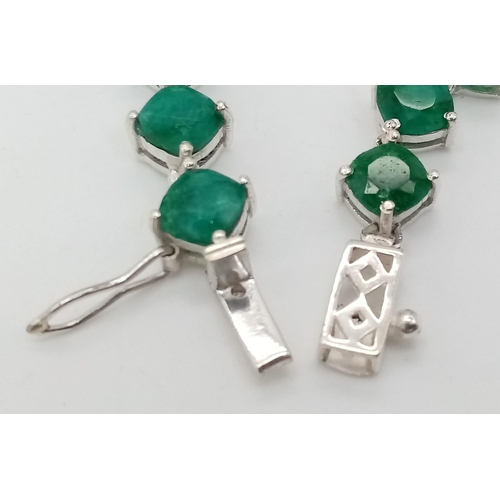 683 - An Emerald Gemstone Tennis necklace - Set in 925 Silver.
50 cushion cut emeralds. 35.27g total weigh... 