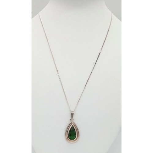 812 - A sterling silver chain (length: 45 cm), with a pear cut peridot pendant (23 x 14 x 4.5 mm), total w... 