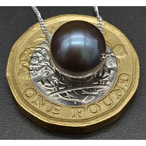 865 - A Black Sliding Cultured Pearl on a 9K White Gold Disappearing Necklace. 42cm. 2.34g total weight