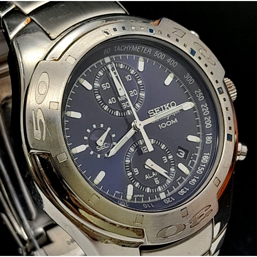 349 - A Vintage Seiko Alarm Chronograph Quartz Gents 100M Watch. Stainless steel strap and case - 42mm. Bl... 