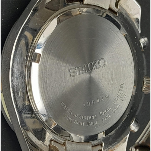 349 - A Vintage Seiko Alarm Chronograph Quartz Gents 100M Watch. Stainless steel strap and case - 42mm. Bl... 