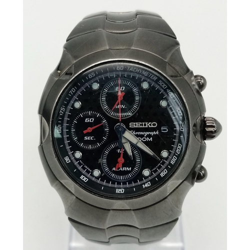 579 - A Seiko Chronograph Quartz 100M Gents Watch. Brushed stainless steel strap and case - 41mm. Black di... 