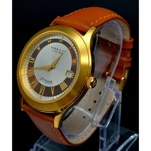 735 - A Hass and Cie Gents Quartz Watch. Brown leather strap. Two-tone case - 41mm. Two-tone dial with dat... 