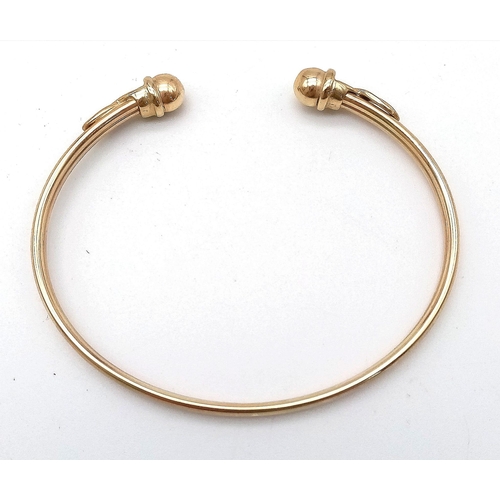 347 - A 9K GOLD BALL END BANGLE .   5.3gms