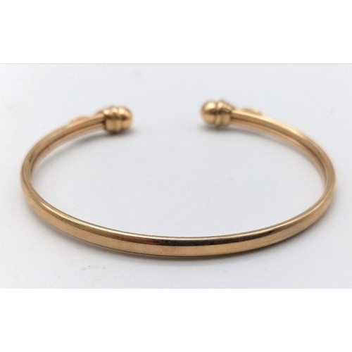 347 - A 9K GOLD BALL END BANGLE .   5.3gms