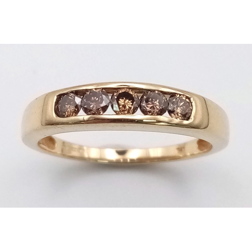 381 - A 9K yellow gold 5 stone natural cognac channel-set diamond ring. Round brilliant cut diamonds - 0.4... 