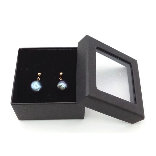 485 - A pair of 9K yellow gold droplet earrings with suspended bluish purple freshwater pearls. Boxed.
Ref... 