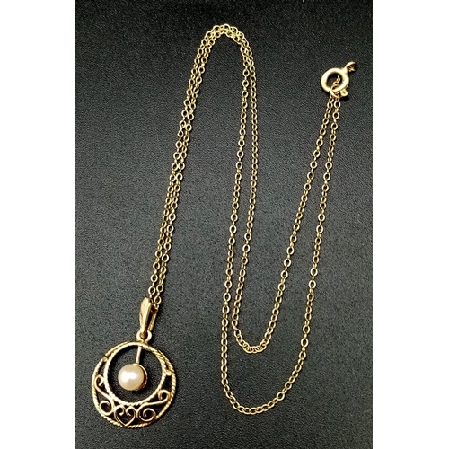 513 - A Vintage 9K Yellow Gold Pearl Pendant on a 9K Yellow Gold Disappearing Necklace. 25mm and 42cm. 1.9... 