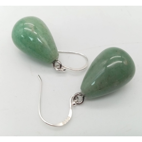 842 - Lovely pair of Sterling Silver 925 Jade earrings.

3.5cms in length.