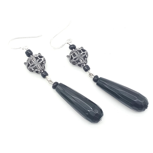 937 - Stylish pair of Black Onyx pendant earrings with Panther head.

Stamped 925.

7cms in length.