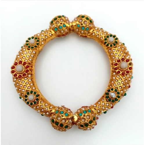 942 - Vintage multi-gem & seed pearl hinged bangle.

8cms in diameter.