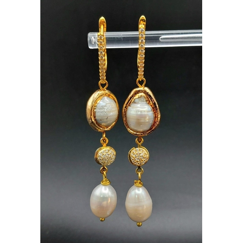 951 - Beautiful pair of 3 tier Baroque Pearl pendant earrings.

7cms in length.