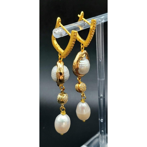 951 - Beautiful pair of 3 tier Baroque Pearl pendant earrings.

7cms in length.