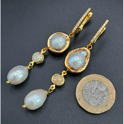 951 - Beautiful pair of 3 tier Baroque Pearl pendant earrings.

7cms in length.