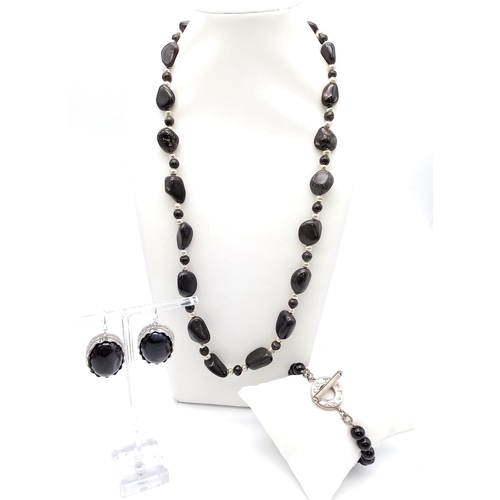 949 - Collection of Black Agate jewellery.

1x Bracelet
1x Earrings
1x Necklace