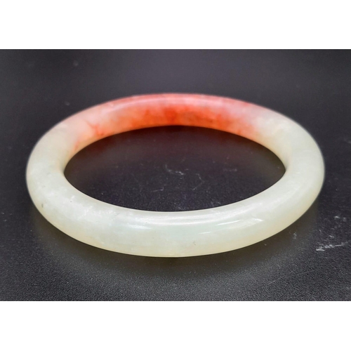 962 - Boxed Jade bangle.

Beautiful powdered green with red highlights.

8cms in diameter.