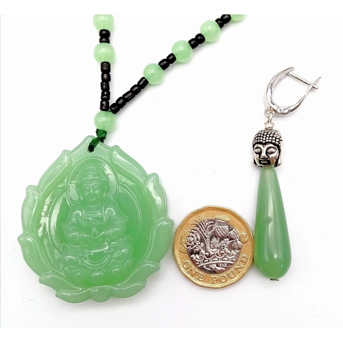 970 - Collection of vintage Jadeite & Onyx beaded long Buddha pendant necklace and earrings.

Necklace mea... 