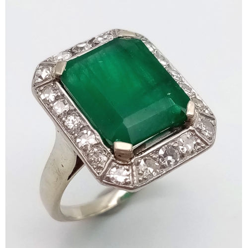 436 - A beautiful platinum ring with a large emerald cut EMERALD (3.85 carats) with dimensions: 11.3 x 9.4... 