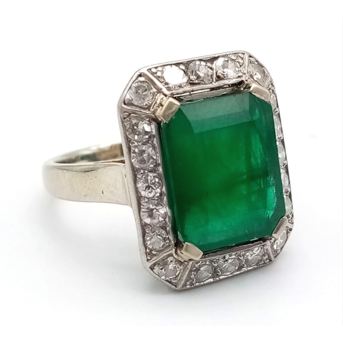 436 - A beautiful platinum ring with a large emerald cut EMERALD (3.85 carats) with dimensions: 11.3 x 9.4... 