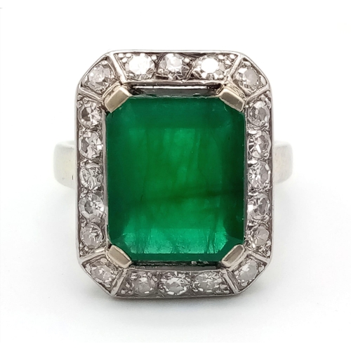 436 - A beautiful platinum ring with a large emerald cut EMERALD (3.85 carats) with dimensions: 11.3 x 9.4... 