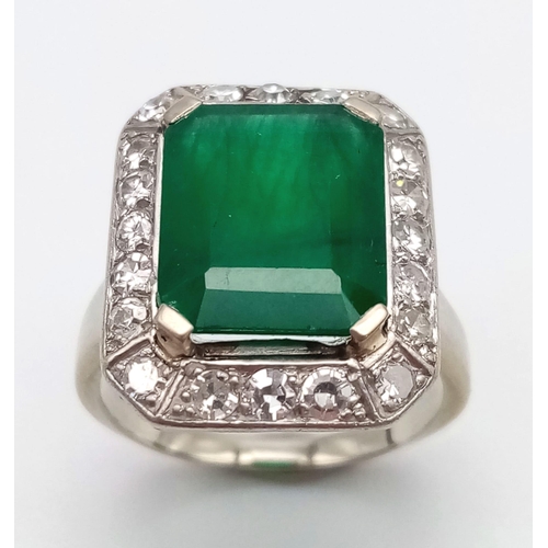 436 - A beautiful platinum ring with a large emerald cut EMERALD (3.85 carats) with dimensions: 11.3 x 9.4... 