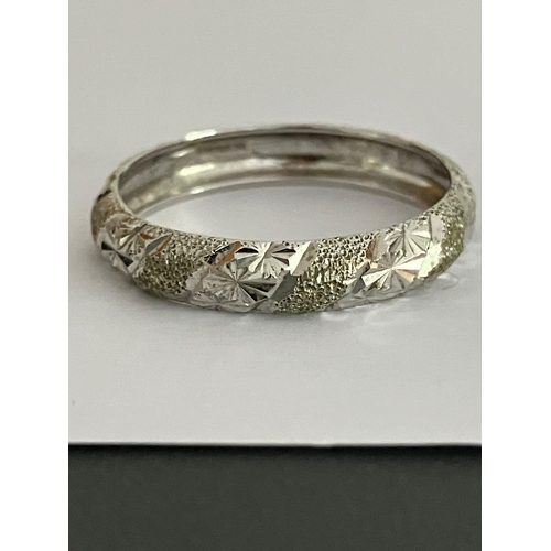 126 - 9 carat WHITE GOLD BAND RING with chased pattern. Complete with ring box. 1.78 grams. Size T.