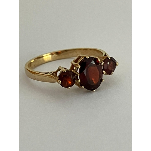 154 - Beautiful 9 carat GOLD RING set with GARNETS. Comprising a large (1 carat) oval cut centre GARNET fl... 