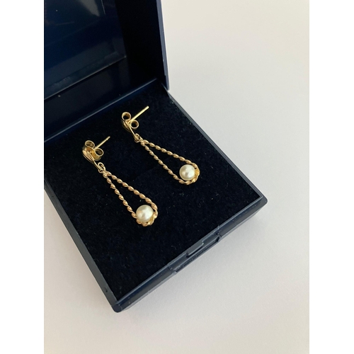 497 - Pair of 9 carat GOLD EARRINGS. Classic Pampel Twist shape with Pearl detail. Complete with 9 carat G... 