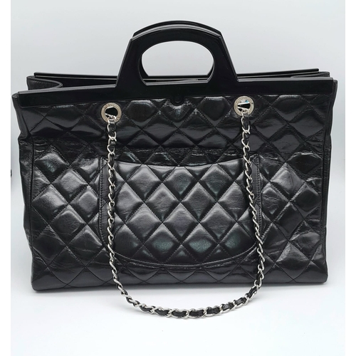 858 - A CHANEL CC DELIVERY TOTE BAG. EXTERIOR SLIP POCKET, 2X INTERIOR SLIP POCKETS, ONE INTERIOR ZIP POCK... 