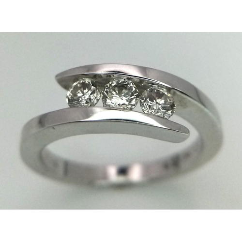 176 - 9K WHITE GOLD DIAMOND 3 STONE DIMAOND TWIST RING 0.50CT 

WEIGHT: 4G 
SIZE N