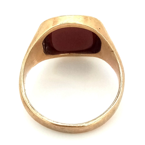 80 - A 9K 9K GOLD CARNELIAN SET SIGNET RING .  5gms   size P