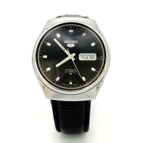 844 - A Vintage Seiko 5 Automatic 21 Jewel Gents Watch. Black leather strap. Stainless steel case - 39mm. ... 