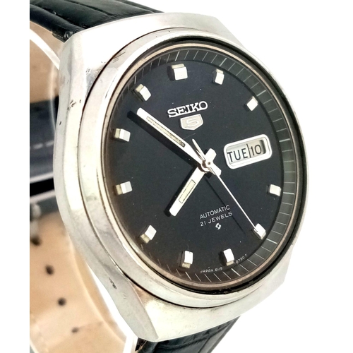 844 - A Vintage Seiko 5 Automatic 21 Jewel Gents Watch. Black leather strap. Stainless steel case - 39mm. ... 