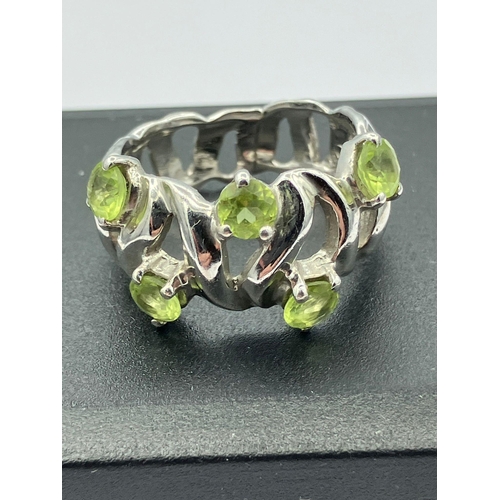 259 - Beautiful SILVER & PERIDOT CHANDI RING, Openwork set with 5 ROUND CUT PERIDOT GEMSTONES. Size M.