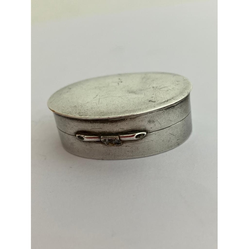 490 - Antique SILVER SNUFF BOX Having clear hallmark for Henry Matthews, Birmingham 1922. Oval shape. Hing... 