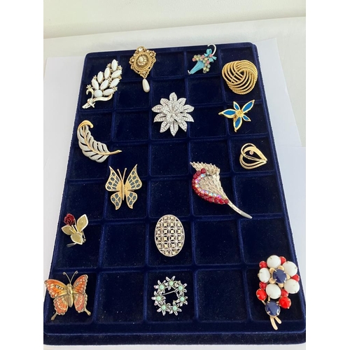 511 - Fabulous selection of VINTAGE BROOCHES, To include heavily jewelled, Gold tone, Butterfly, Victorian... 