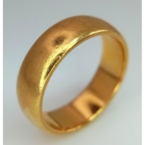 53 - A 22K GOLD BAND RING . 7.5gms   size M