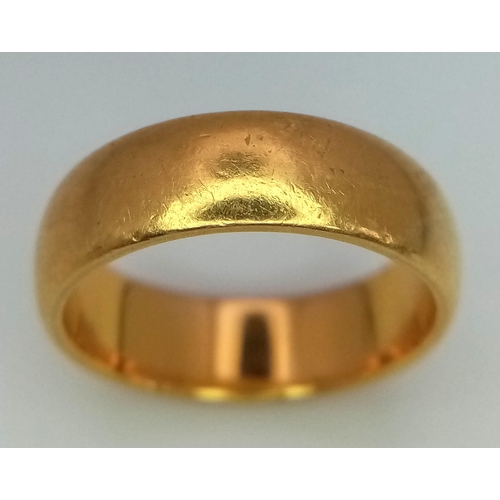 53 - A 22K GOLD BAND RING . 7.5gms   size M