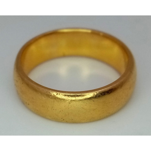 53 - A 22K GOLD BAND RING . 7.5gms   size M