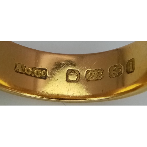 53 - A 22K GOLD BAND RING . 7.5gms   size M