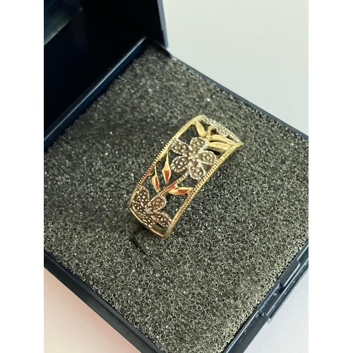 595 - Interesting and unusual 9 carat GOLD RING, Having cut out GOLD and DIAMOND  flowers set to top. Full... 